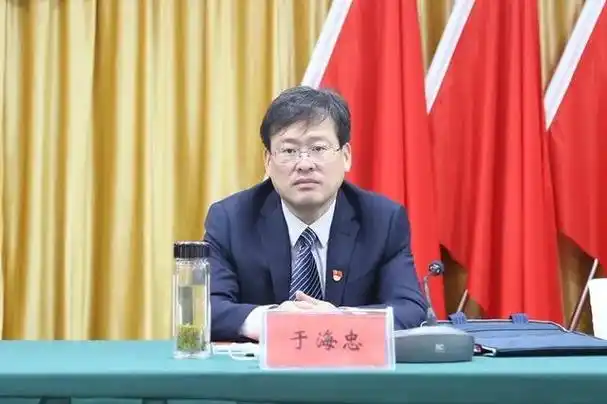 2021年7月,他接替晋升信阳市副市长的翟晓宾,任信阳市浉河区委书记.