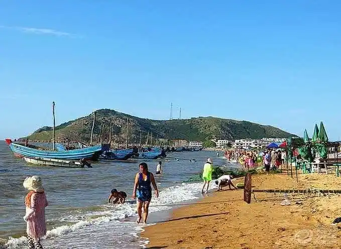 砂石浴场是李官最好的浴场,这里砂细水清是旅游洗海澡最佳的去处.