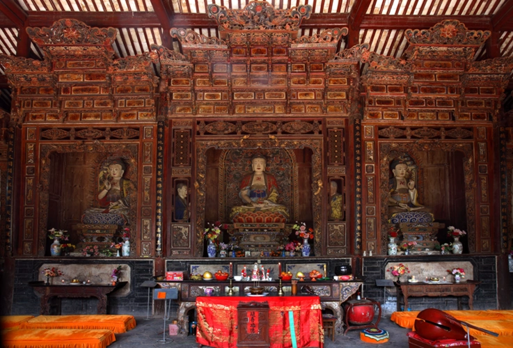 龙华寺大殿佛龛