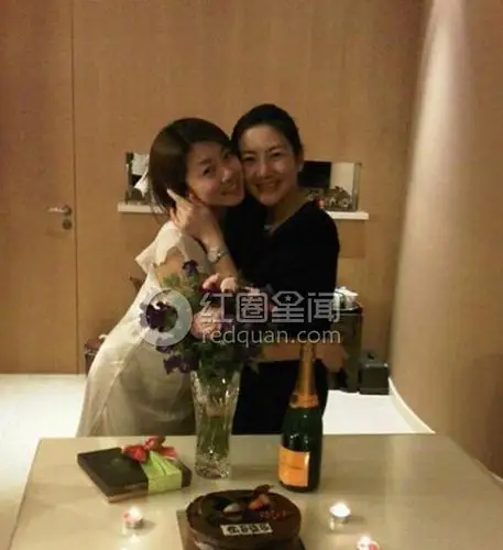 据悉,郑恺女友叫程晓玥,母亲是迪奥高管.父亲的资料网上并没有太多.