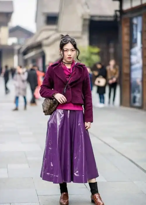 深紫色上衣搭配裙子图片-思念百科