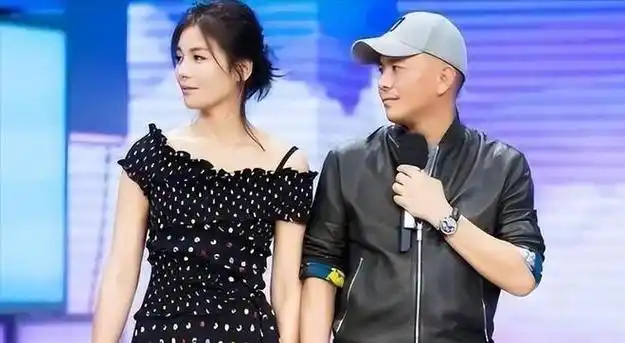 刘涛米兰时装周生图流出脸部僵硬法令纹深跟精修图差别好大