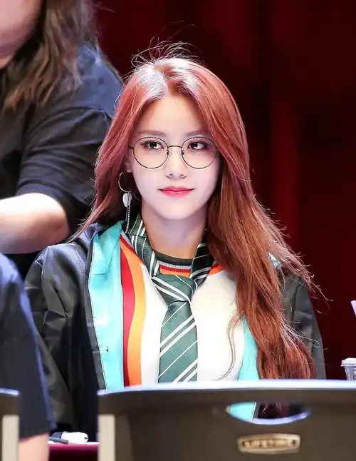 韩国女星申惠晶 昔日aoa中最性感的"绿叶"_团体_女性_活动