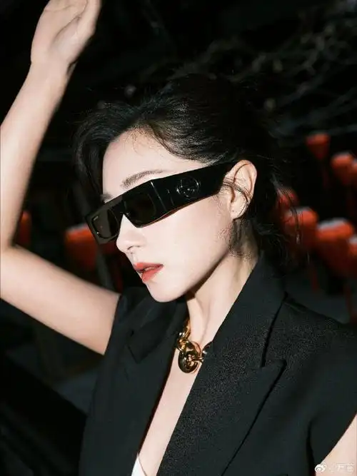 万茜穿平底鞋的身材比例