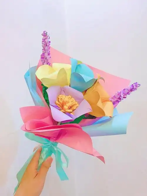 下面将教你如何用纸张制作一束简单但漂亮的纸花,作为教师节礼物