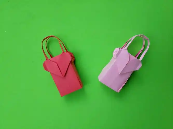 手提袋①  04:08  来源:好看视频-简单实用的手提袋,用卡纸就能做一个