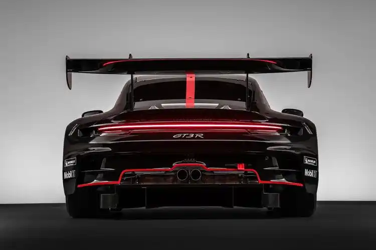 保时捷911gt3r赛车42升6缸引擎565匹马力