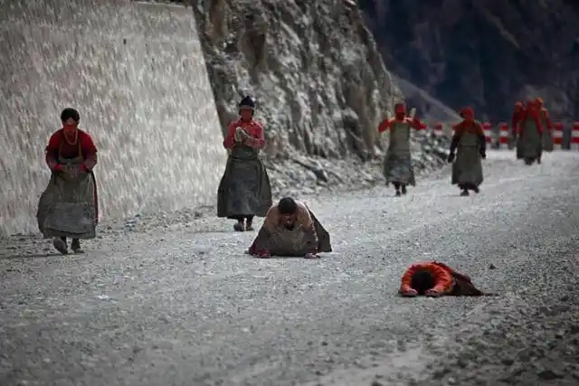 磕长头朝圣的核心意义,在于穿越艰难险阻来证明自己心中的虔诚,修得