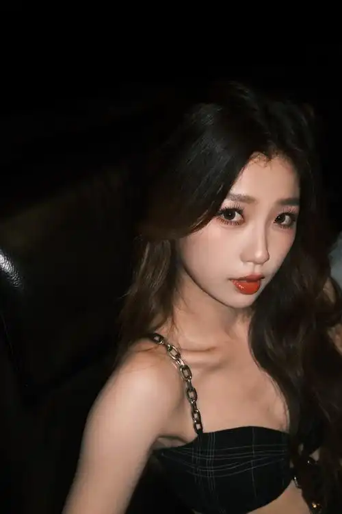 来自星星的穿搭##虞书欣露腰吊带裙