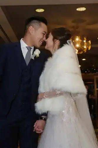 因为此前岑丽香老公是圈外人所以岑丽香一直没有让其上镜头免得尴尬