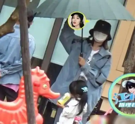 唐艺昕接女儿放学