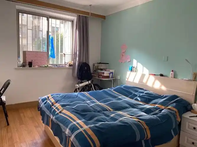 照片是冬天拍的,阳光能充满整个房间,周末