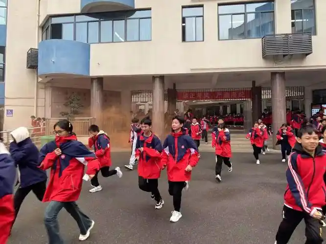 未雨绸缪防患于未燃襄阳市致远中学119应急疏散演练活动