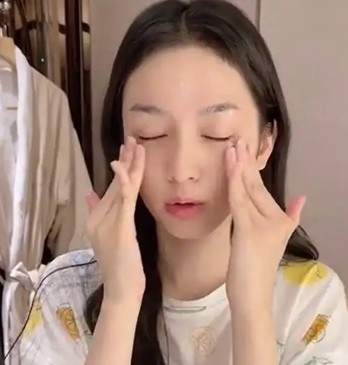 上综艺被夸像天使,在镜头前大胆卸妆,周也的观众缘不奇怪!