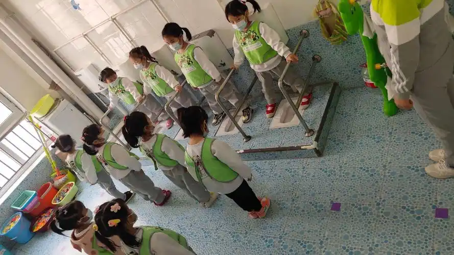 宝贝们间隔一米,有序排队入厕