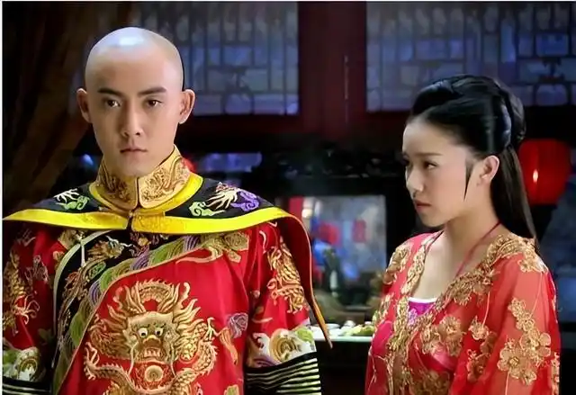 洞房花烛夜,永琪生无可恋地坐在椅子上,欣荣殷切地想给永琪脱鞋,她蹲