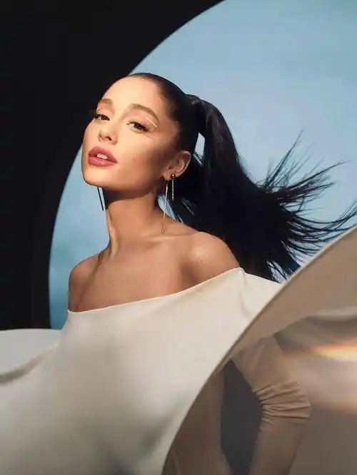 美国歌手爱莉安娜格兰德(arianagrande)为时尚杂志拍摄写真_封面