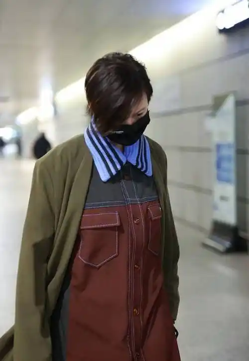 原创张歆艺真是瘦了不少剪了短发之后更清爽换上中性装也挺帅的