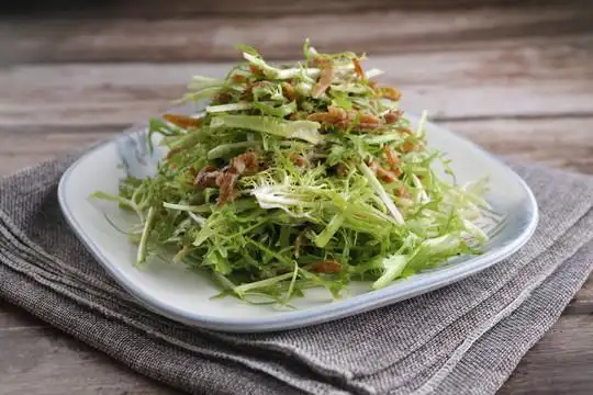 丁香鱼拌苦菊图片