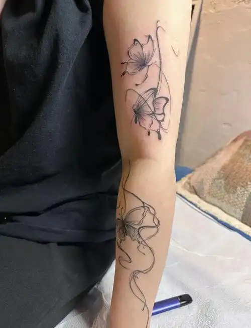 推荐多款适合男生的臂部蝴蝶纹身图案,线条动感,展现优雅与力量!