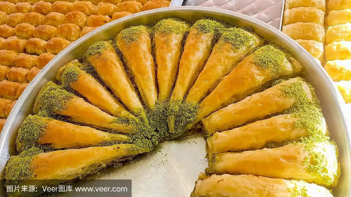 传统美味的阿拉伯甜品果仁蜜糕.食品概念的照片.