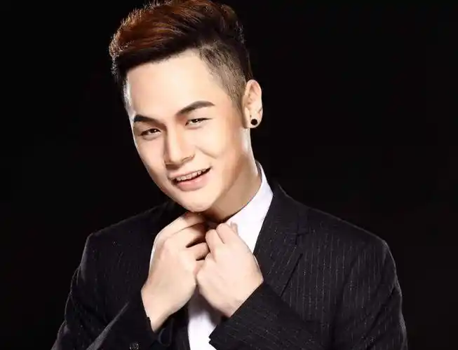 曾做过多年的练习生实力强但没有被看到唱作俱佳的李俊毅