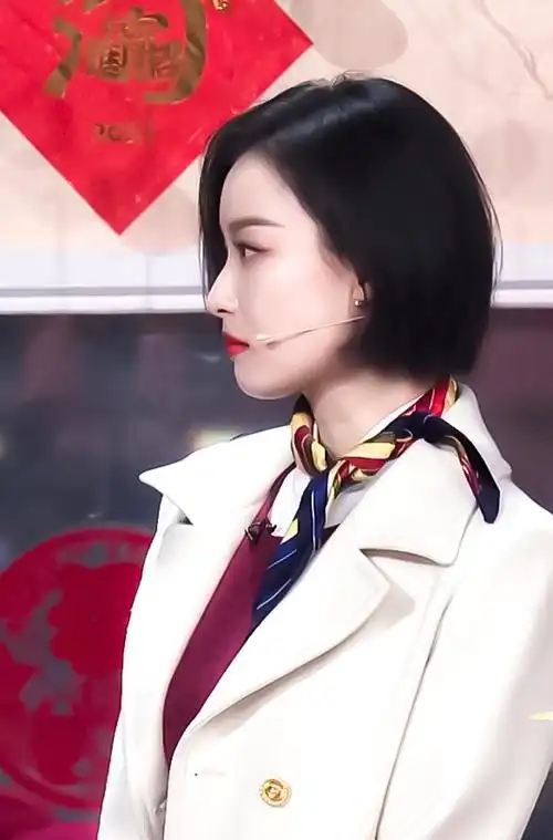 倪妮短发造型干练利落,长腿比风衣还白,网友:肤白貌美盘靓条顺