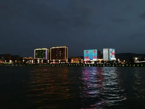 渭河夜景,也是蛮漂亮的.