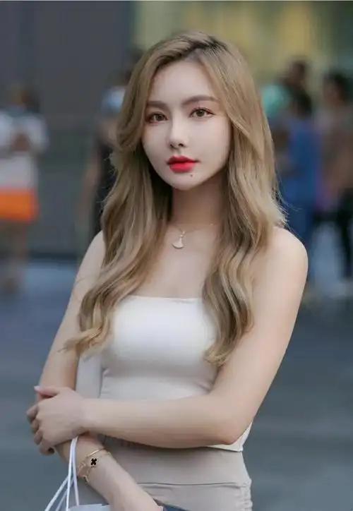 穿浅灰群的时尚女生