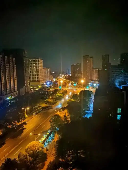 夜幕下凌晨四点城市里的街道