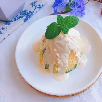 8,土豆泥装进盘子里摆出造型,用叉子划出一些纹路