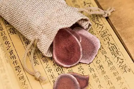 袋子里散落的鹿茸