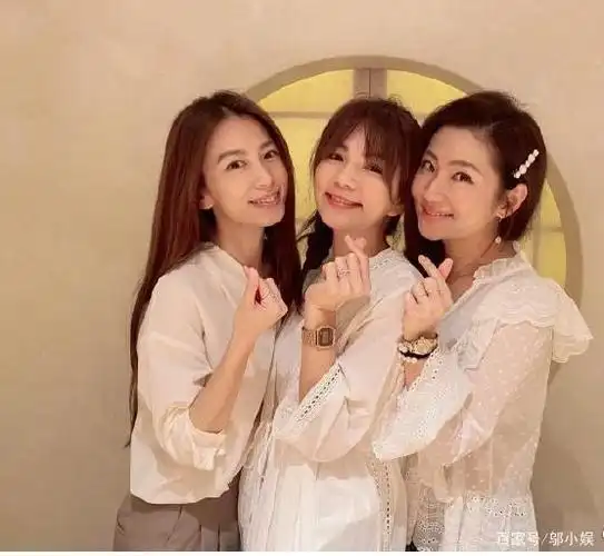 田馥甄晒she圣诞合照,网友这是我们整个青春期都喜欢的三个女孩