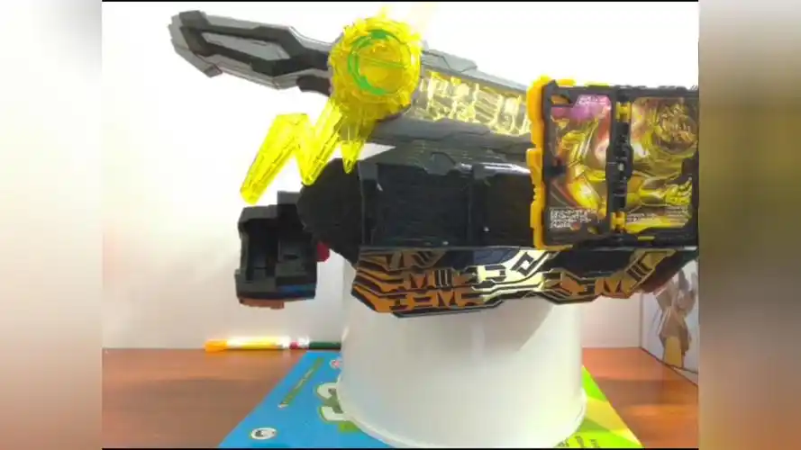 假面骑士圣刃吃雷鸣之剑——黄雷三册