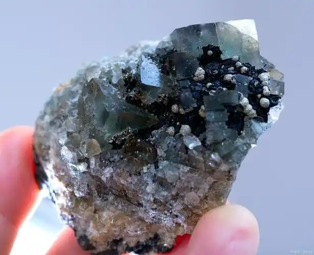 捷克玻璃陨石是一种稀有的天体遗产,自20世纪初被发现以来,就一直吸引