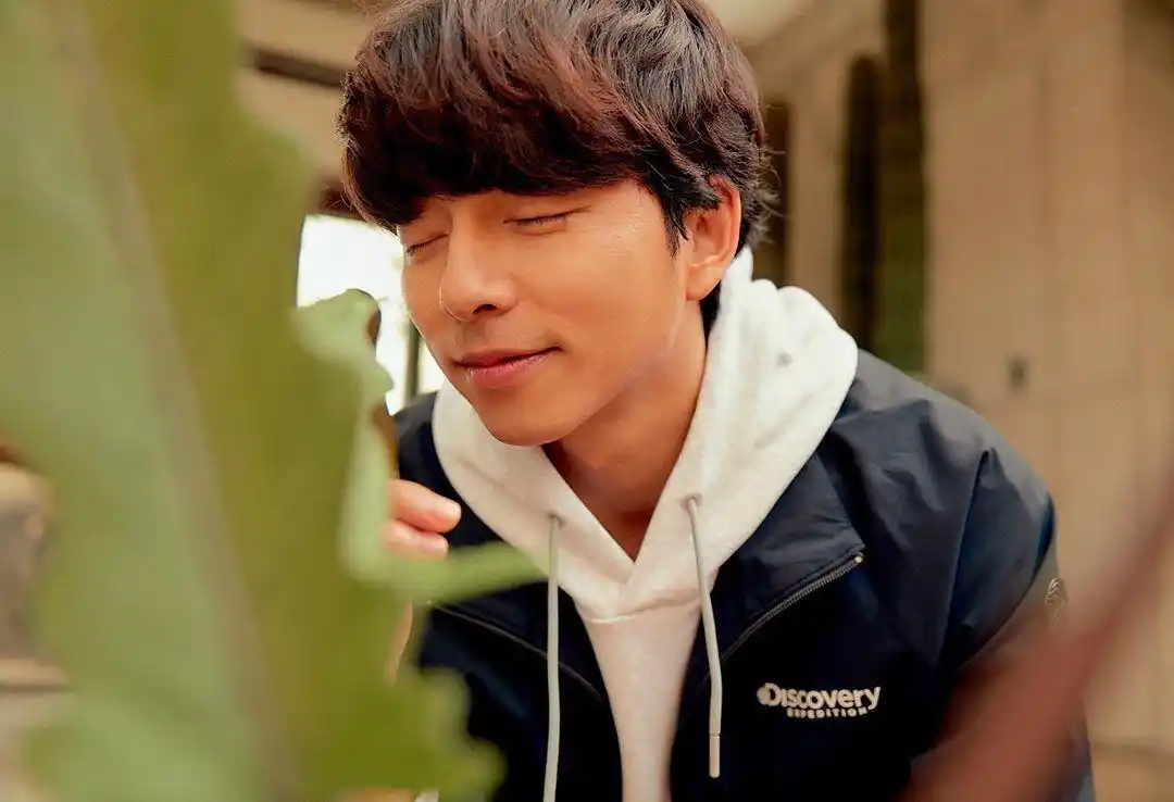 原创这样子赖床太犯规孔刘出镜画报展现慵懒俏皮的居家生活