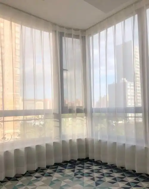 柔和室内光线纱帘柔美典雅,你可以选择简单的白,也