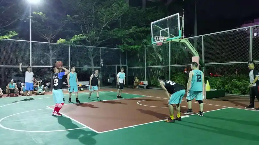 三人制篮球黑方队员进行罚球