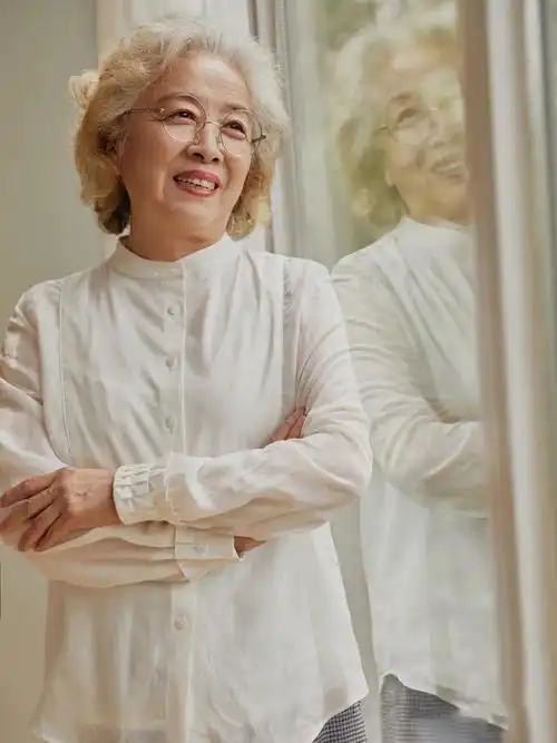 满头白花依旧显年轻态,简单穿着却显气质