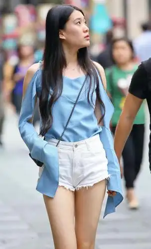 街拍:紧身热裤搭配漏肩上衣的美女,小姐姐这个衣袖还可以甩着玩