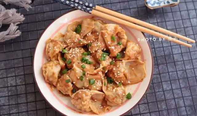 今天格子要给大家分享的就是这样一道快手早餐,酱拌馄饨.