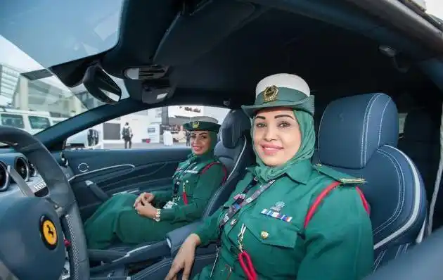 迪拜街头的女警世界唯一的长袍警服办案只能乘车