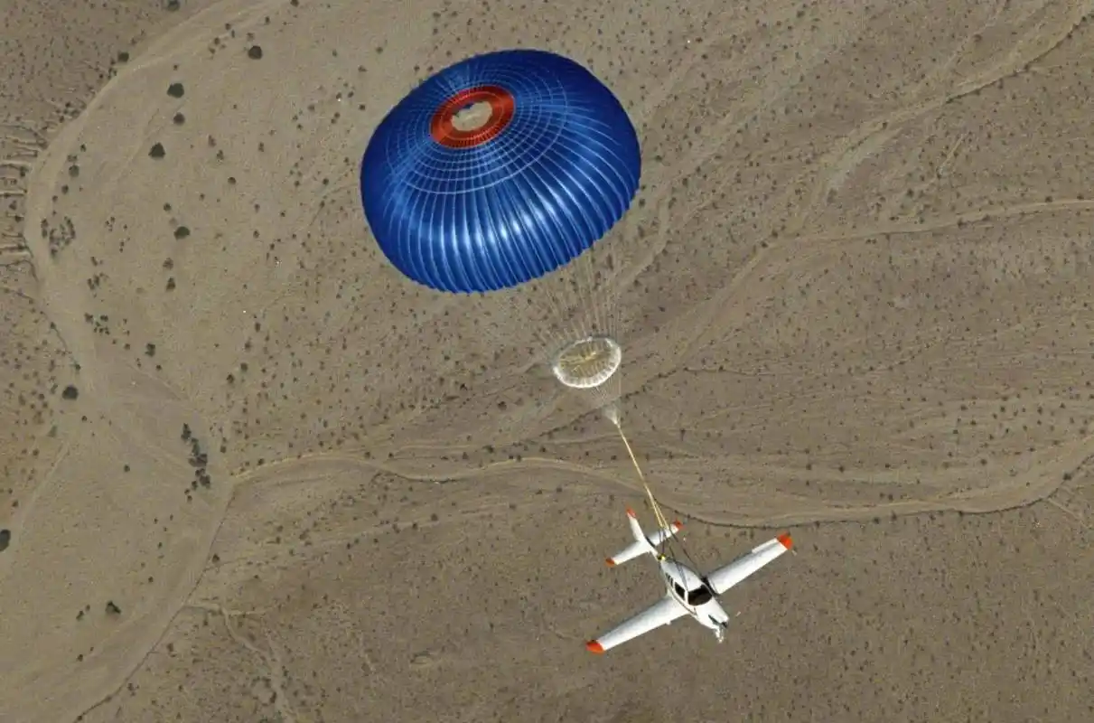 原创飞机上装巨型降落伞坠机直接打开可以吗一个造价上亿