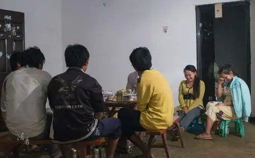 13岁辍学少女早婚怀孕后的生活照