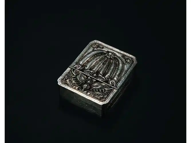 清 银质蝴蝶纹化妆盒