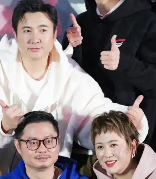 魏翔晒麻花成员合照,马丽双手捧脸好惬意,沈腾艾伦看镜头显轻松|开心