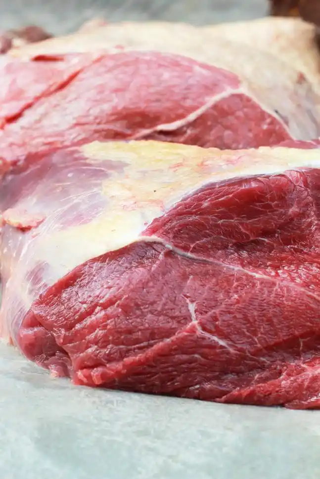 在市场的新鲜生牛肉