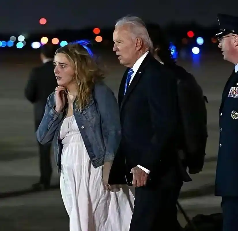 拜登牵24岁孙女亮相!孙女的抹胸裙快挂不住,长相惊艳比伊万卡美