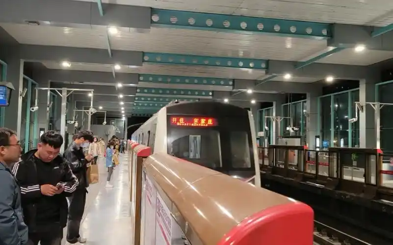 北京地铁五号线列车进站天通苑地铁站
