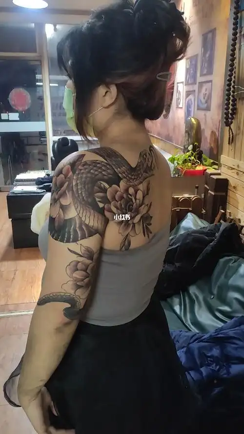 蛇盘牡丹纹身